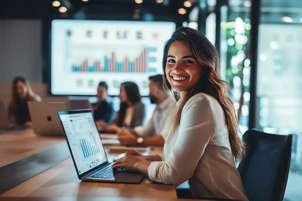 Una mujer frente a la computadora hace uso del análisis exploratorio de datos, del análisis predictivo, análisis descriptivo, análisis prescriptivo para la toma de decisiones basada en datos de la empresa de marketing. 