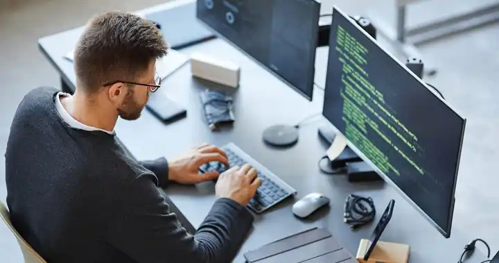 Fotografía de una joven con conocimientos de ciberseguridad reforzando la seguridad de la información en una empresa para prevenir ciberataques