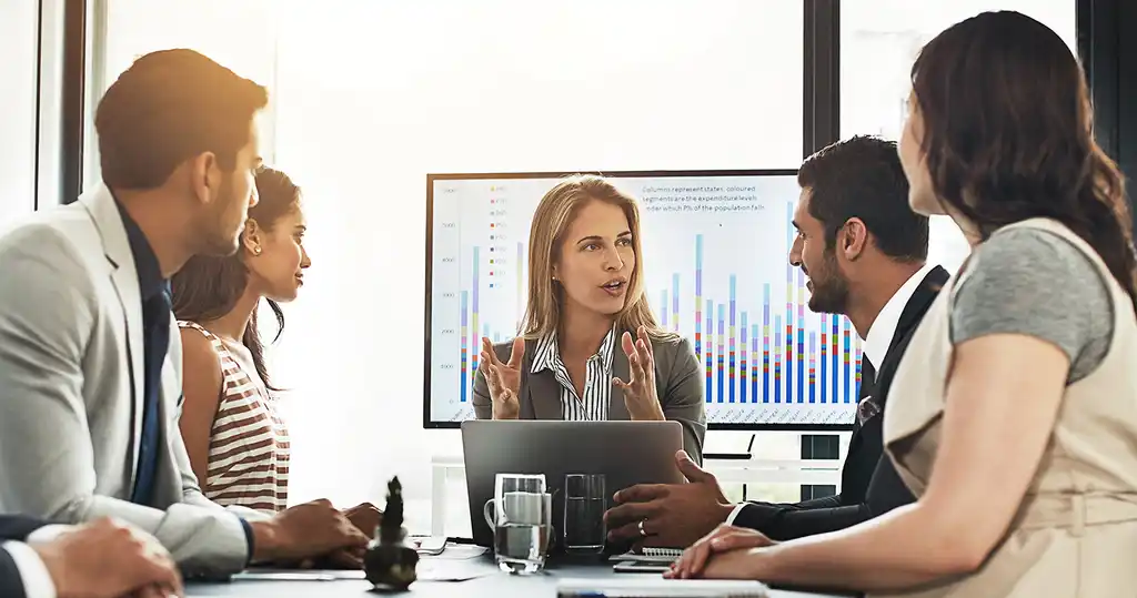 Fotografía de una joven creando los KPI´s para la gestión del talento para una empresa emergente