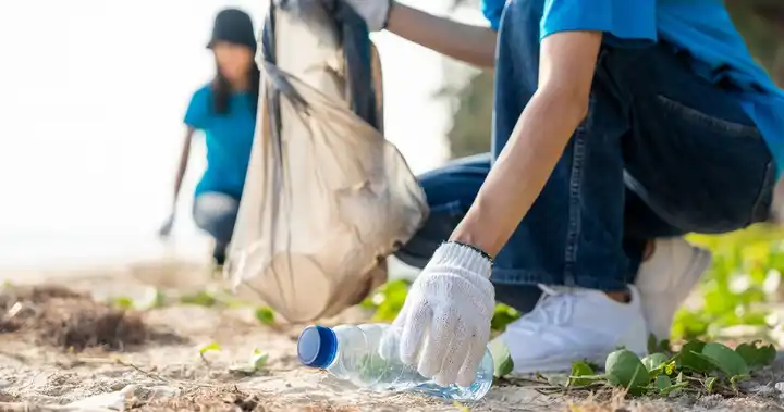 Imagen de un profesional con ciudadanos en un entorno natural vigilando su protección ambiental. 