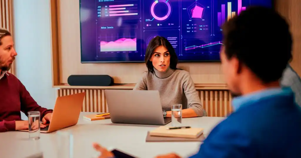 Egresados de un diplomado en análisis de datos conversan sobre la aplicación de Power Bi en sus procesos.