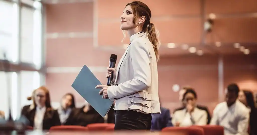 Una especialista en Ciencias Sociales expone frente al público un estudio sociocultural.