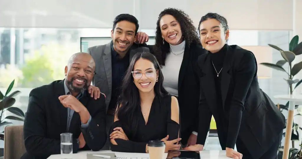 Imagen de una joven abogada frente a un grupo diverso de personas en un entorno laboral que destaca la importancia del derecho laboral moderno en el bienestar laboral, mostrando cómo las políticas inclusivas y la igualdad de género contribuyen a la salud mental y al bienestar en el entorno de trabajo.