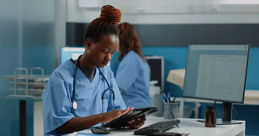 Fotografía de una doctora revisando tendencias en medicina para crear modelos predictivos en salud