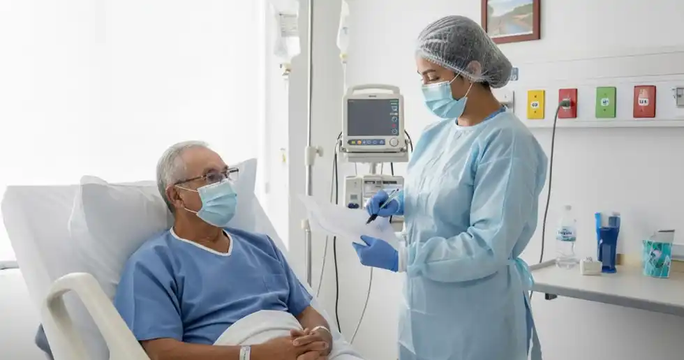 Profesionales de la salud revisan datos en una pantalla digital durante un ejercicio de vigilancia epidemiológica en un hospital.