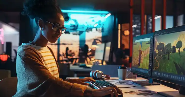Imagen de una joven creando experiencias inmersivas con el uso de animación 360° en sus computadoras 