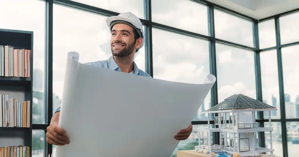 Fotografía de arquitecto revisando los planes de ordenamiento territorial en una construcción