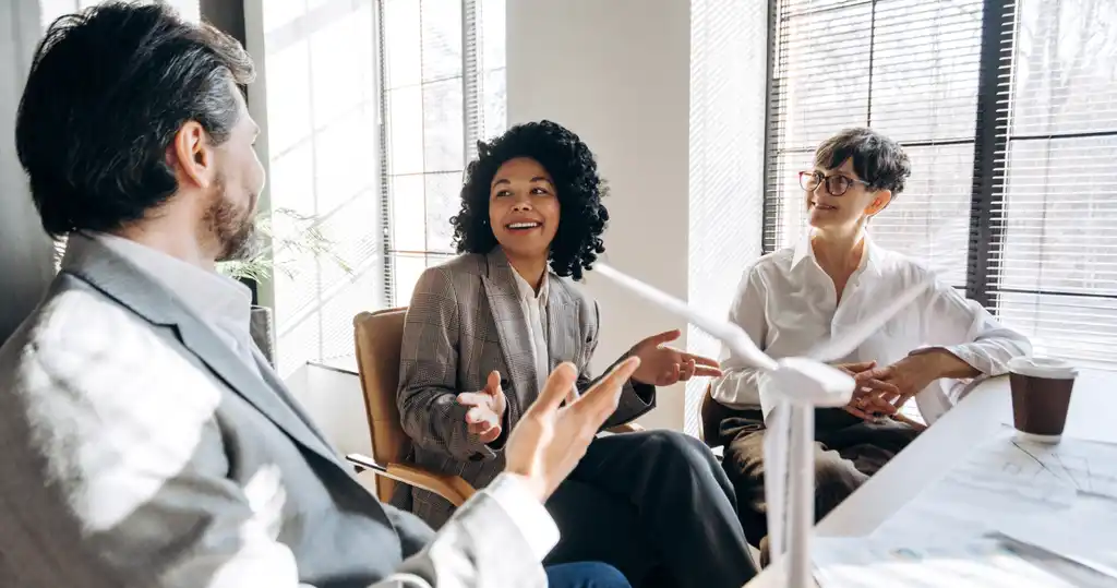 Fotografía de egresado del diplomado en emprendimiento en sesión estratégica analizando métricas y diseñando estrategias de crecimiento en una sala de trabajo colaborativa.