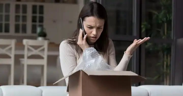 Una mujer aplicando las leyes de protección al consumidor debido a la compra de un producto en mal estado.