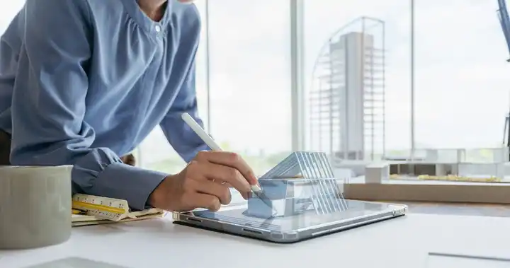 Imagen de profesional usando software de modelado BIM que aprendió en un diplomado que ofrece más que un Curso BIM tradicional.