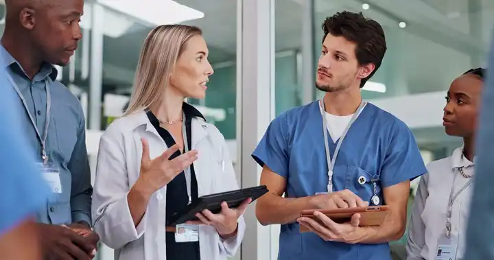 Imagen de una joven explicando a su equipo las mejoras que harán con la optimización que hizo en la gestión de la calidad en los servicios de salud