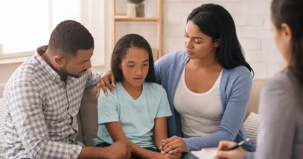 Alumna egresada de un Diplomado en Primeros Auxilios Psicológicos da terapia a familia para mejorar el bienestar psicológico de cada integrante.