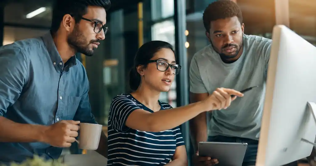 Fotografía de personas promoviendo la innovación social mediante metodologías de diseño